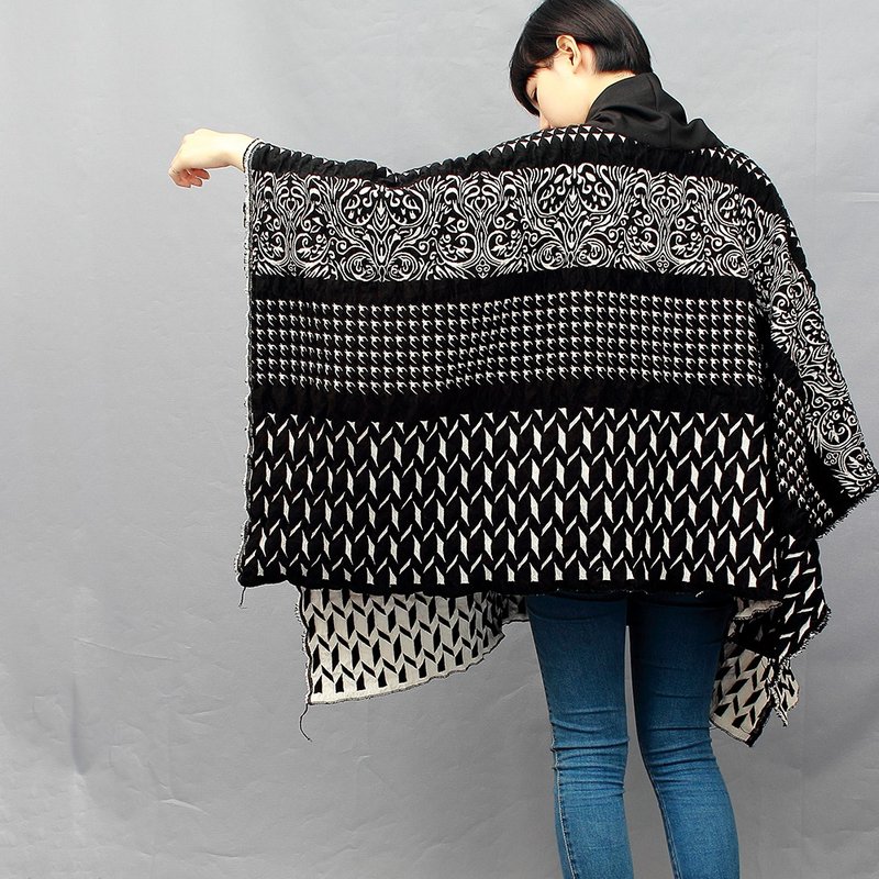 "几何狂潮" 黑色白色古典 几何/两面皆可穿 多穿毛料 高领上衣/外套 - 女装休闲/机能外套 - 其他材质 黑色