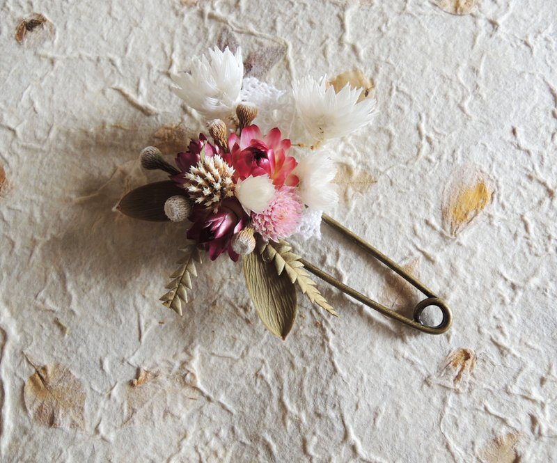 微甜·圈 古典 森林系 白萝丹斯菊 粉麦杆菊 蕾丝 干燥花 胸针 / 别针 大胸针 / 大别针 / 大胸花 / 婚礼胸花 - 胸针 - 植物．花 红色