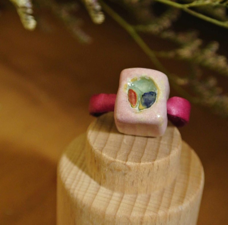 【 T - C 】戒指 皮革 牛皮 日本白瓷 瓷器  限量 自然釉色 无限看不腻色调 摄氏1350高温烧制 - 戒指 - 瓷 