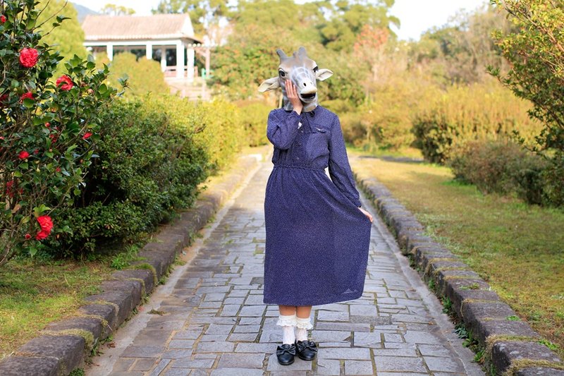 {:::Giraffe 长颈鹿人:::}_深蓝底白水玉蝴蝶缎带领金链口双口袋古着洋装 - 裙子 - 其他材质 蓝色