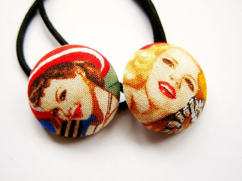 儿童发饰 手作布包钮扣发束发圈 美式画报美女 松紧带发圈 - 发饰 - 其他材质 多色