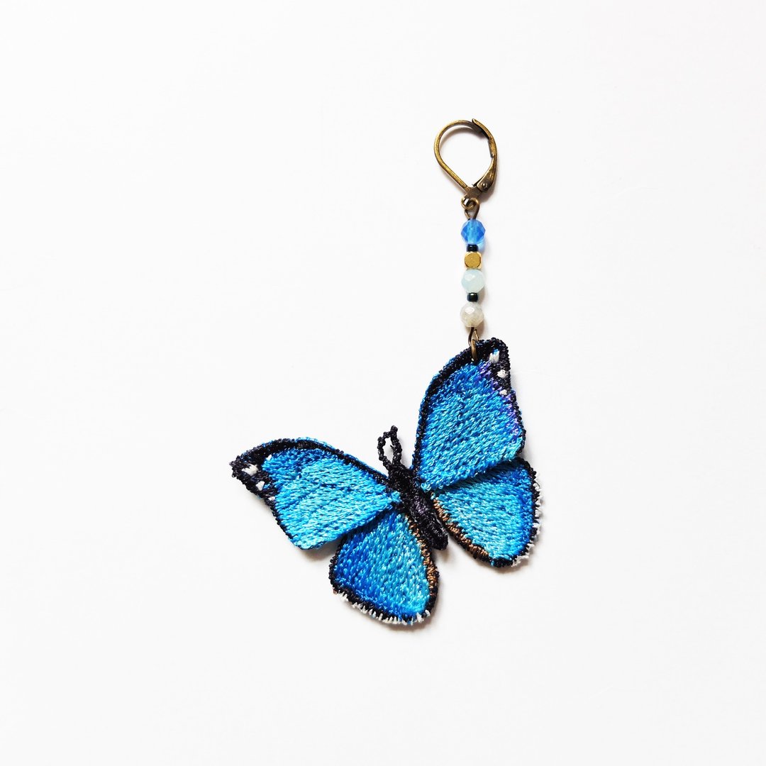 刺绣 小蝴蝶耳环 / 大蓝闪蝶 Morpho menelaus - 耳环/耳夹 - 绣线 蓝色
