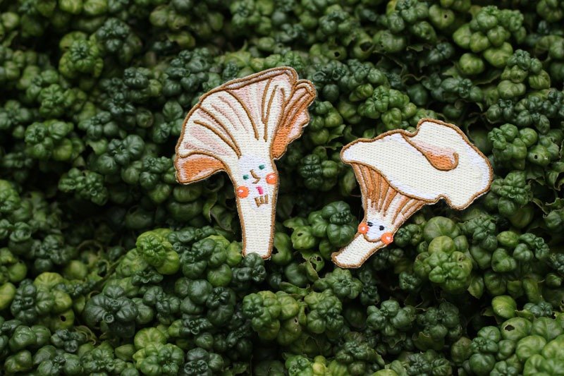 瑞典森林里的黄金：鸡油菇电绣布章（大小菇背胶款合购组） - 胸针 - 其他材质 黄色