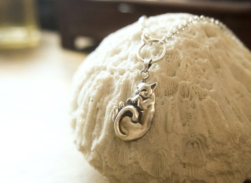 猫奴 生日 周年 爱情 圣诞 礼物 手工订作 纯银睡觉猫孩子项链 - 项链 - 其他金属 银色