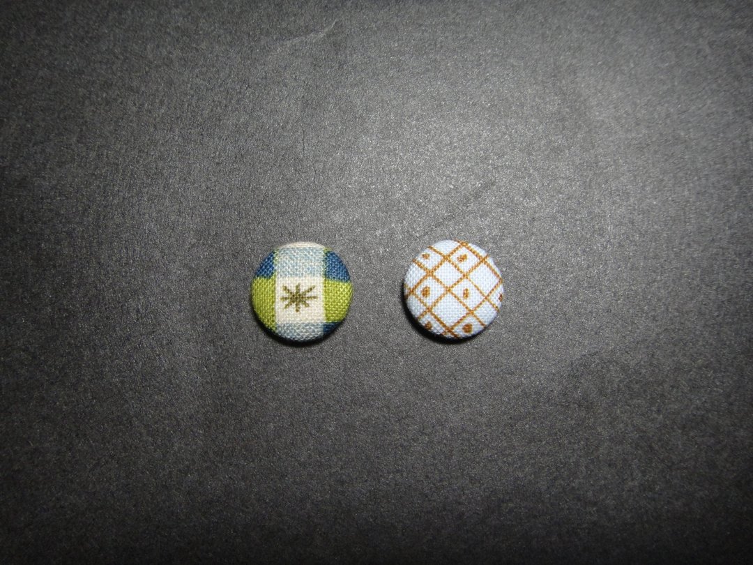 (C) 手绘图稿_布制钮扣耳环【随机出货】C22BT/UZ46 - 耳环/耳夹 - 其他材质 