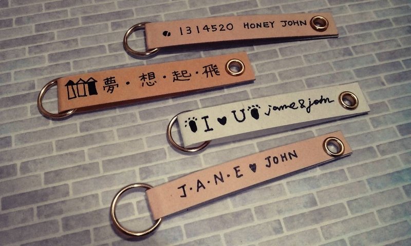 终结孤单。紧紧扣住你钥匙圈 / 告白宣言可客制化 - 吊饰 - 纸 金色