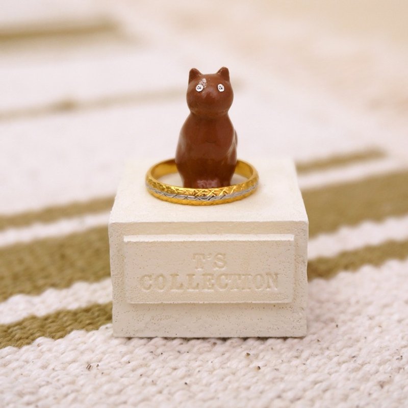 坐好好猫咪戒台-曼特宁(茶猫) 戒指的家 戒指座展示架 疗愈感满满 治愈小物 日本纯手工 家饰 摆饰 圣诞节 交换礼物好选择 - 戒指 - 塑料 咖啡色