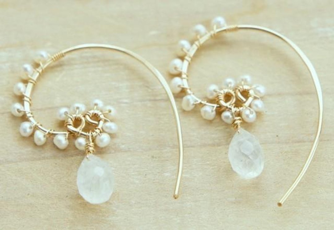 Pearl and Moon Stone Heart Hoop Earrings K14GF - 耳环/耳夹 - 其他金属 