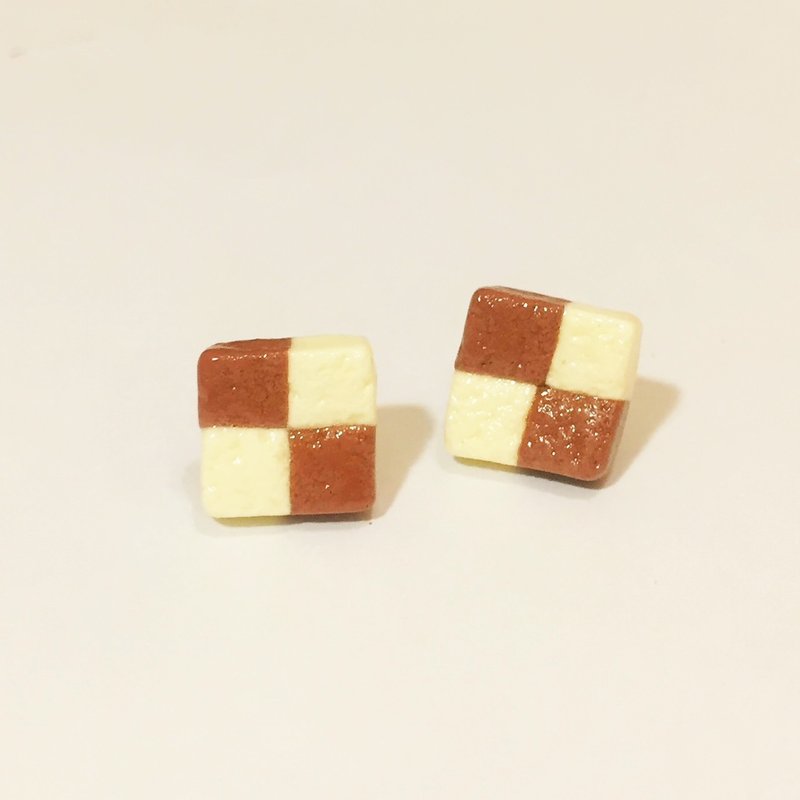 黑白黑白小饼干耳环(两个一组)(可改耳夹式) - 耳环/耳夹 - 粘土 多色