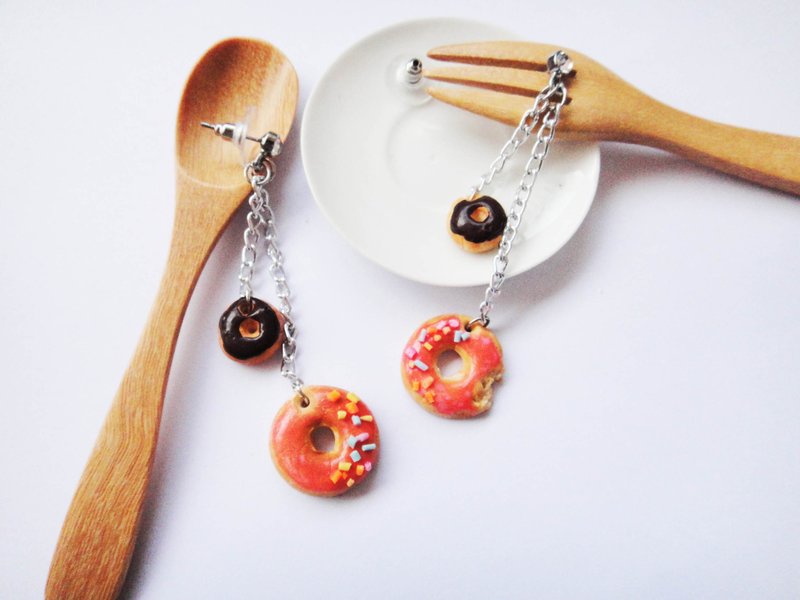 垂坠感的甜甜圈耳环 - 耳环/耳夹 - 粘土 红色