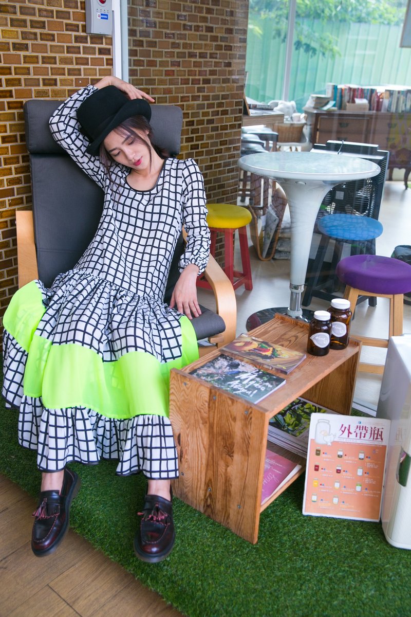 马克的英伦风情 格纹拼接亮色雪纺宽版洋装 - 洋装/连衣裙 - 其他材质 白色