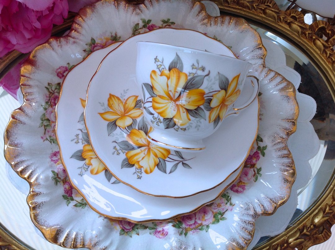 ♥安妮疯古物♥ vintage 古董 复古英国骨瓷 Royal Vale 黄色野百合镶金边骨瓷花茶杯,咖啡杯3件组～圣诞年节送礼 - 茶具/茶杯 - 其他材质 黄色