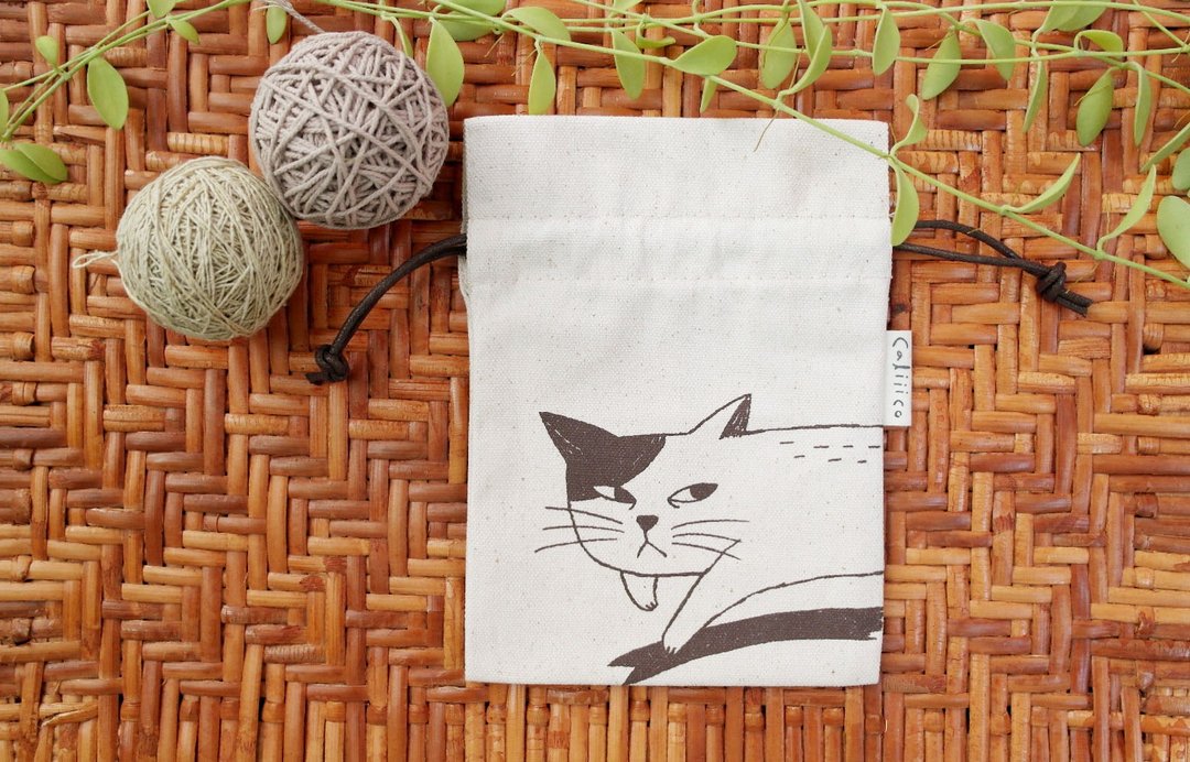 SMALL BAG WITH BLACK & WHITE CAT. - 束口袋双肩包 - 棉 咖啡色