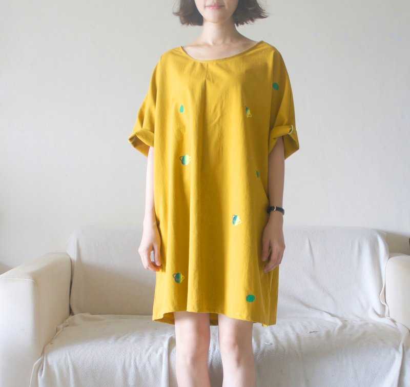 转一个漂亮的圈圈在芥黄山上面/ 宽宽洋装 - 洋装/连衣裙 - 棉．麻 橘色