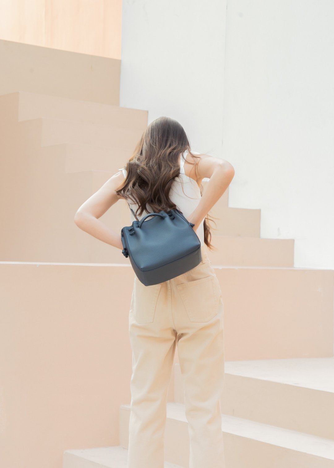 Clyde Cloud XS Leather Bucket Bag in Sapphire Color - 侧背包/斜挎包 - 真皮 蓝色