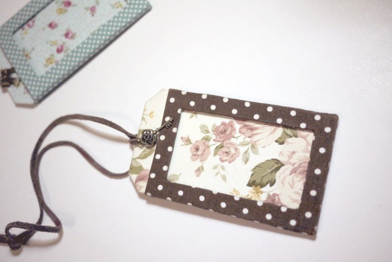 【LaVieShop＊手作杂货】复古风点点大花(深咖啡)．手工 行李吊牌．票夹/悠游卡套/识别证套/证件套/行李挂牌．可订制 - 行李吊牌 - 其他材质 咖啡色