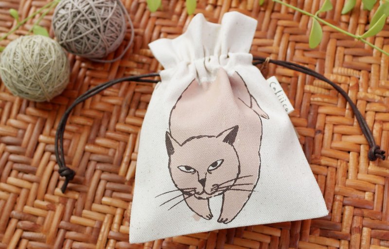 SMALL BAG WITH BROWN CAT. - 束口袋双肩包 - 棉．麻 咖啡色