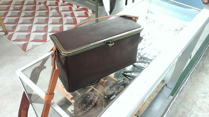 sienna方口金包(红豆沙色-) - 侧背包/斜挎包 - 真皮 咖啡色