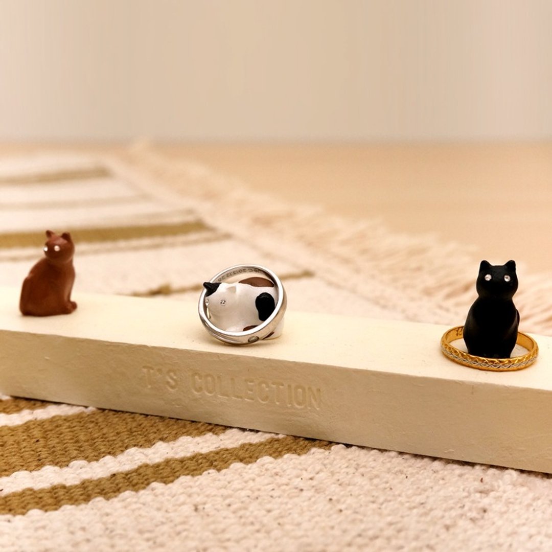 猫咪三连拍戒指台-曼特宁(茶猫)×三花x黑猫 戒指的家 戒指座展示架 疗愈感满满 治愈小物 日本纯手工 家饰 摆饰 情人节 礼物 - 戒指 - 塑料 咖啡色