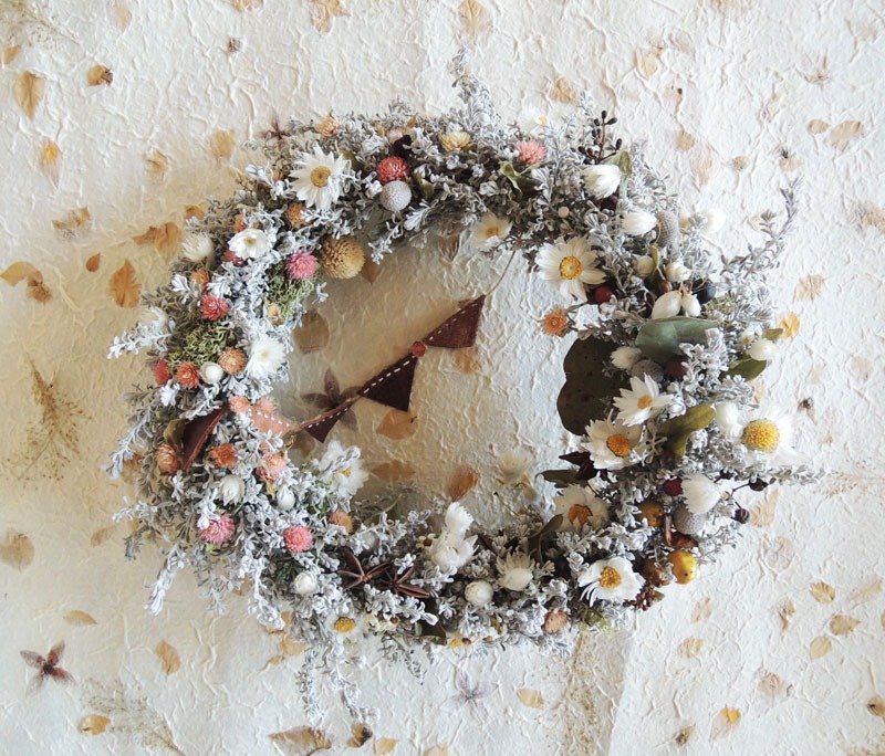 微甜·圈 - 手作 春儿 三角旗帜 挂高高 粉系 白雪圈 白萝丹斯菊 法国小白梅 花圈 干燥花圈 大花圈 - 墙贴/壁贴 - 植物．花 粉红色