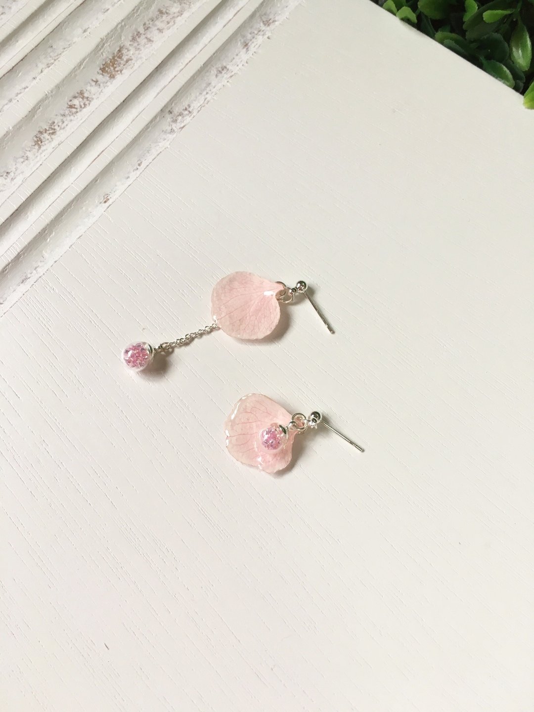 *Haku·Neko* 淡粉红绣球花玻璃球不规则波波珠耳环 / 耳针 (真花系列) [订制品] - 耳环/耳夹 - 植物．花 粉红色