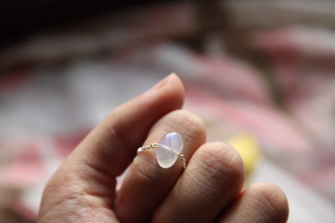 镀银链条月亮石戒指 (月亮石约6MM粗)gold-plated Silver-plate chain Ring with moonstone, please provide ring size when order - 戒指 - 其他金属 蓝色