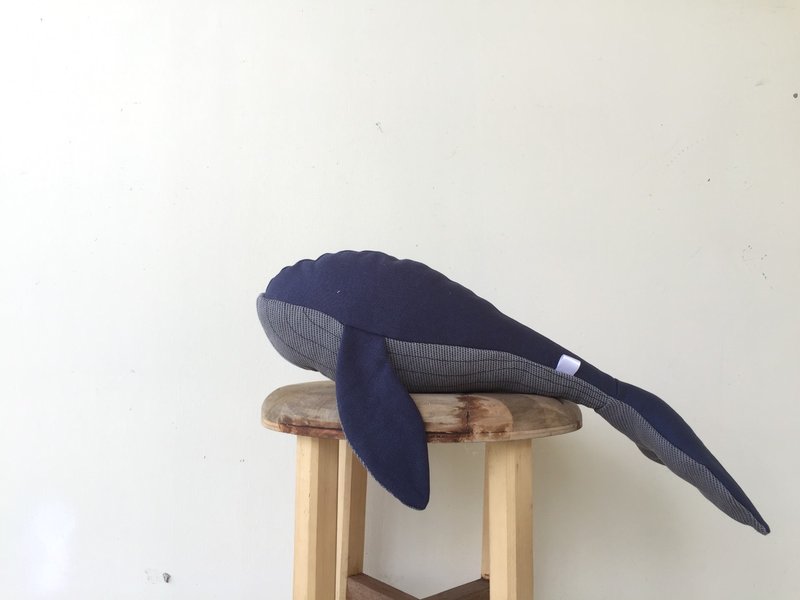 【Philomia】深蓝大鲸鱼抱枕 - 枕头/抱枕 - 棉．麻 蓝色