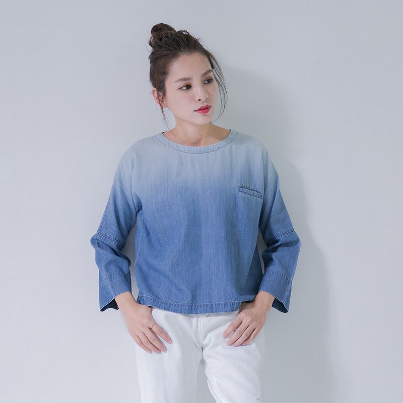 SUMI Gradient 牛仔渐层短版上衣_5AF001_牛仔蓝 - 女装上衣 - 其他材质 蓝色