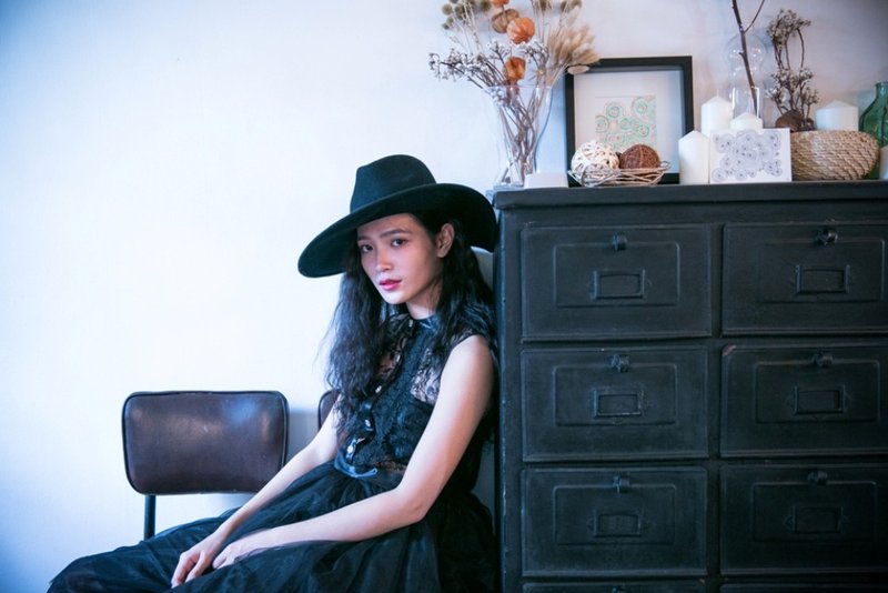 马克恋上莫斯科黑夜 蕾丝透肤上衣拼接层层网纱洋装 - 洋装/连衣裙 - 其他材质 多色