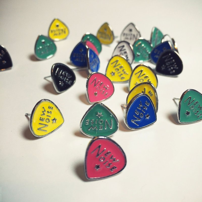 NEW NOISE 小LOGO PICK糖果色耳环 - 耳环/耳夹 - 其他金属 多色