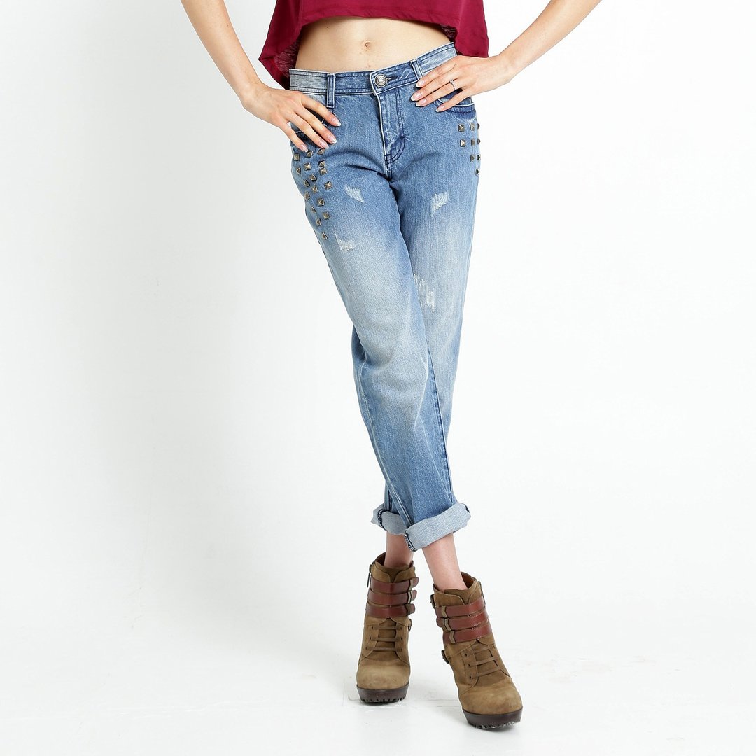 【DEF.IT】浅蓝水洗刷破铆钉牛仔boyfriend jeans牛仔裤 - 找我 - 女装长裤 - 其他材质 蓝色
