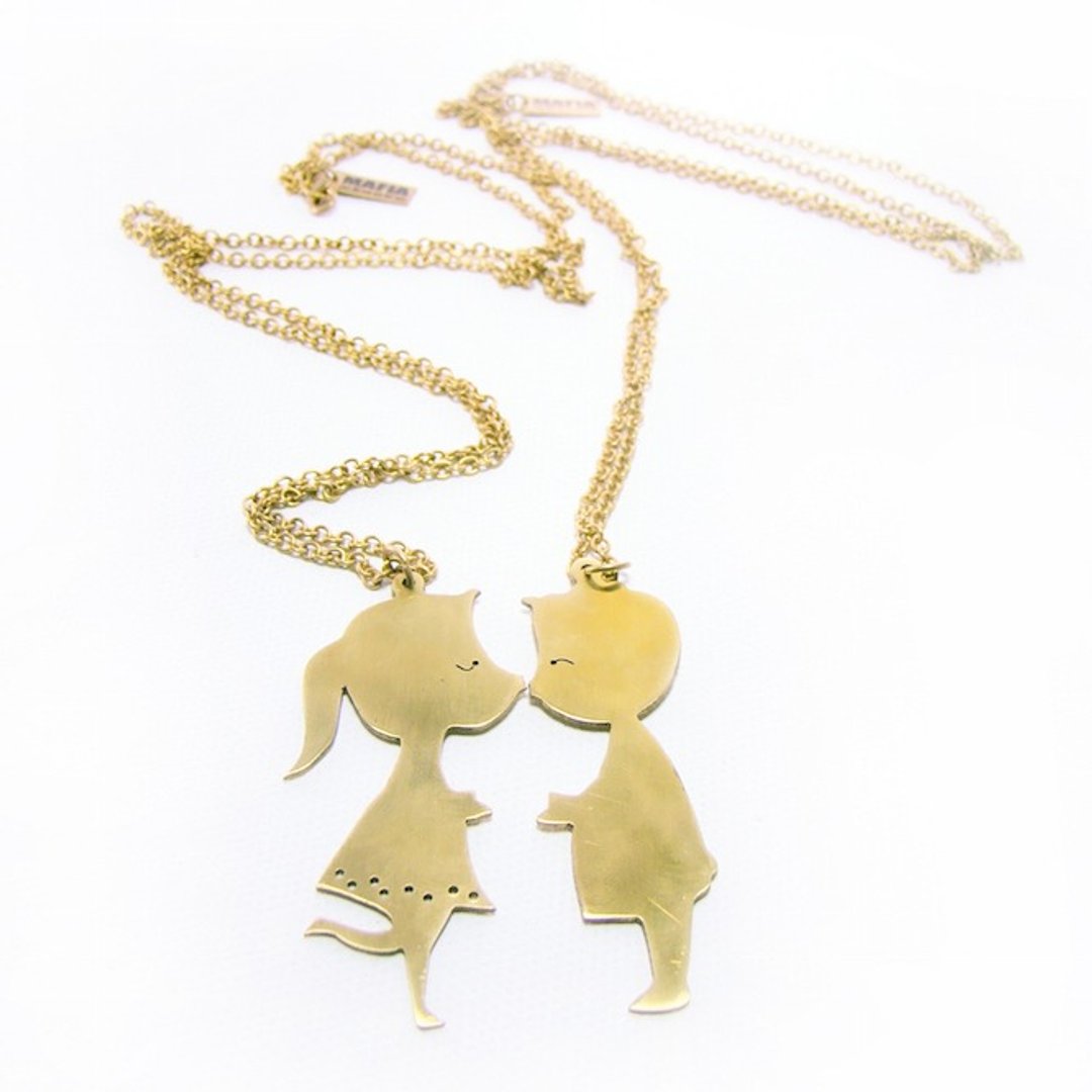 Girl & Boy Kissing Couple Necklace in Brass. - 项链 - 其他金属 