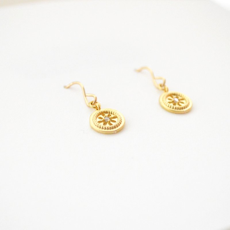Earrings / 14kgf Flower Round Pierce - 耳环/耳夹 - 其他金属 金色