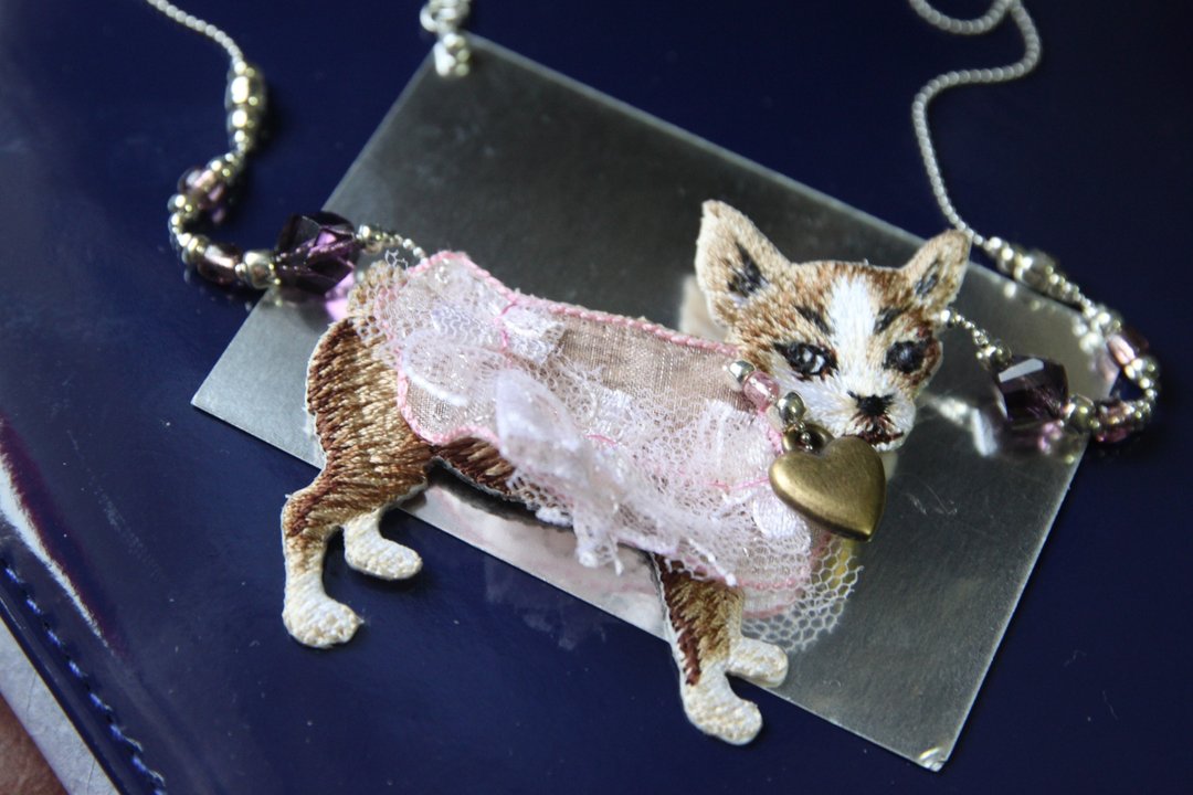 穿蕾丝的 Chihuahuas 项链 - 项链 - 其他材质 粉红色