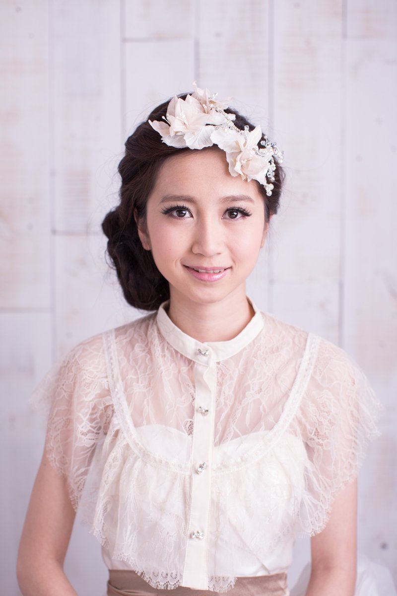 《Being of Love》"Minerva" 水钻水晶配丝花头饰／手工丝花新娘头饰 ／西式婚礼手工制婚礼配饰 - 发饰 - 其他材质 白色