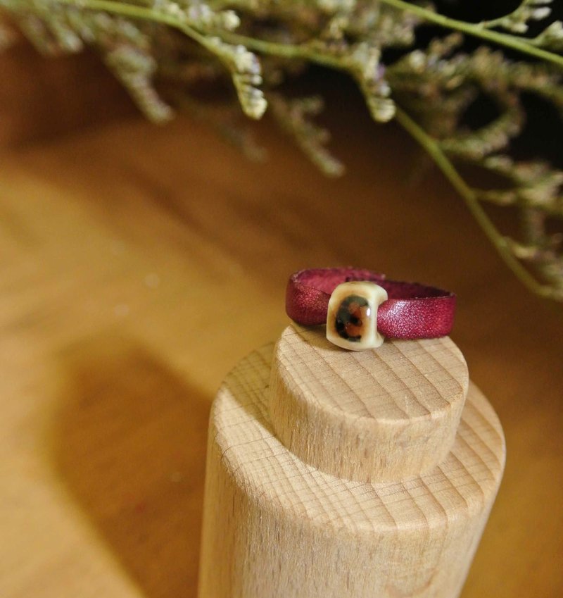 【 T - C 】戒指 皮革 牛皮 日本白瓷 瓷器  限量 自然釉色 无限看不腻色调 摄氏1350高温烧制 - 戒指 - 瓷 