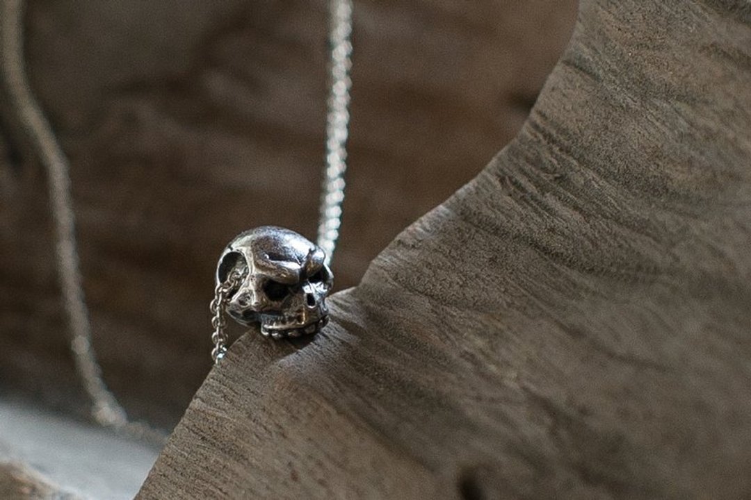 Skull Necklace  迷你骷髅头   925纯银手作项链  银/黑 - 项链 - 其他金属 