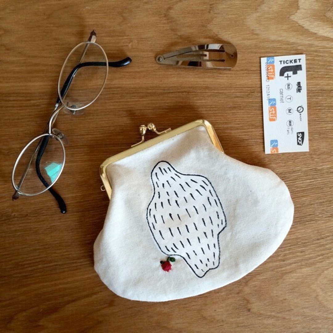 Lonesome Yeti of purse / Lonesome Yeti Clasp Purse - 化妆包/杂物包 - 棉．麻 白色