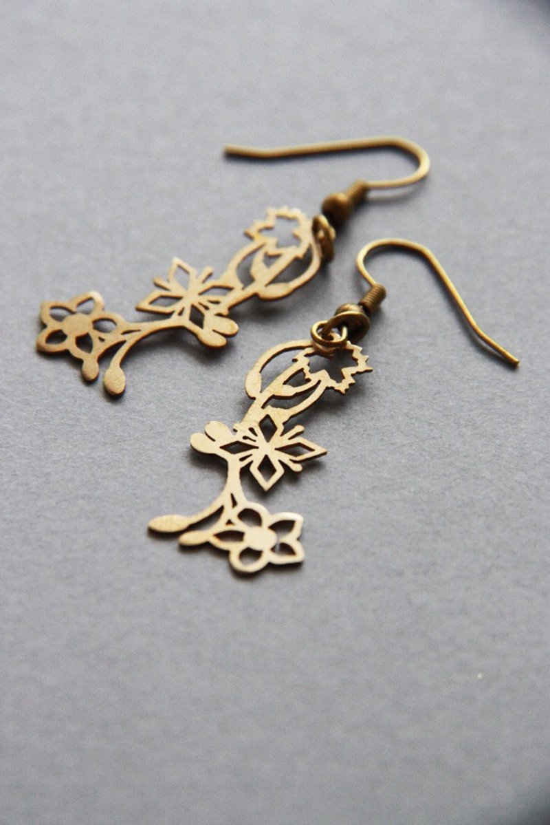 Flowers and Maple Leafs Earrings - 耳环/耳夹 - 其他金属 金色