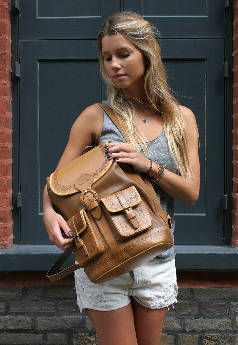 Santa Cruz Embossed Buckle 手工牛皮带扣压纹双肩包 焦糖 - 后背包/双肩包 - 真皮 橘色