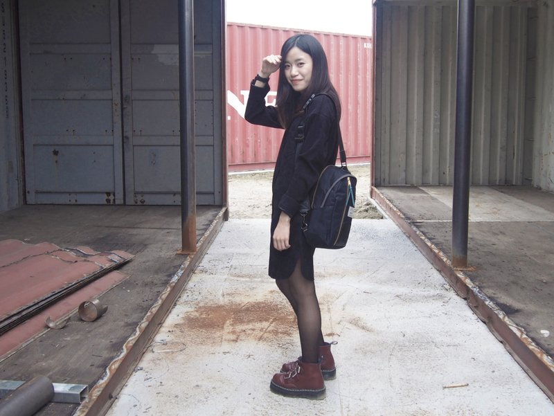 全黑皮革随身单肩包 Hunter Shoulder Bag 防水单肩后背包 全黑 - 侧背包/斜挎包 - 防水材质 黑色