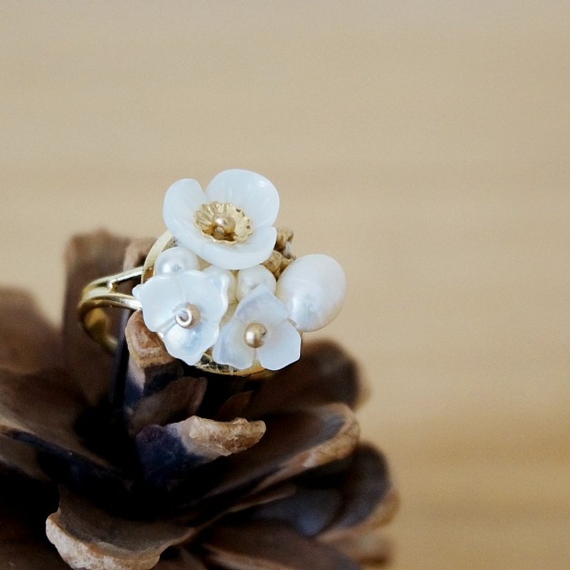 {KRN0014}微甜~贝雕白花朵珍珠戒指 - 戒指 - 宝石 白色