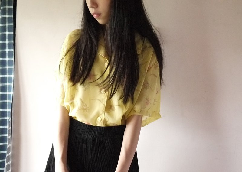 鹅黄春日小花短版衬衫 - 女装衬衫 - 其他材质 黄色