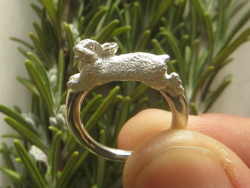 戒指 躺在指上的兔子　白仕上げ - 戒指 - 其他金属 白色