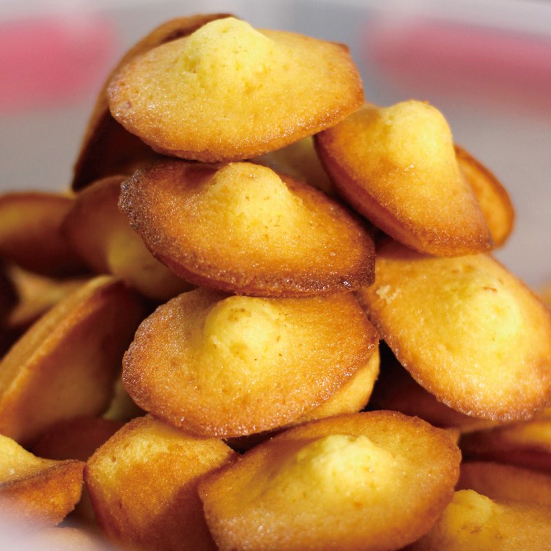 ★买10送1免运★【麦田⊙ 法式烘焙 ∞ The Harvest 】法式金元宝★ 橙食金元宝礼盒~★ 法国经典小甜点-橙食马德莲 ，形状似金元宝，贝壳的外表凸凸的圆肚，外酥内软带点柳橙的香味，下午茶必备的美味小点~ - 咸派/甜派 - 新鲜食材 黄色