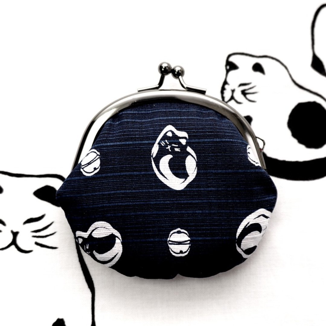 猫咪口金包S-珍珠猫&铃铛-海军蓝 日本制 包包 零钱包 万用包 收纳袋 情人节礼物 交换礼物好选择 - 化妆包/杂物包 - 其他材质 蓝色