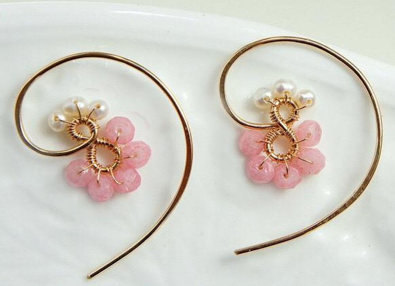 Sugar pink flower hoop earrings 14kgf - 耳环/耳夹 - 其他金属 