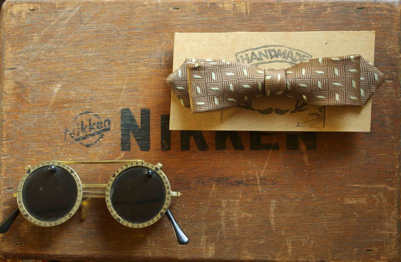 Papa's Bow Tie- 古董布花领带改制手工领结-浅色的那条 -slim - 领带/领带夹 - 其他材质 咖啡色