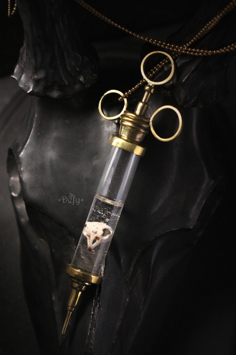 Syringe with Bird Skull Necklace by Defy - 项链 - 其他金属 