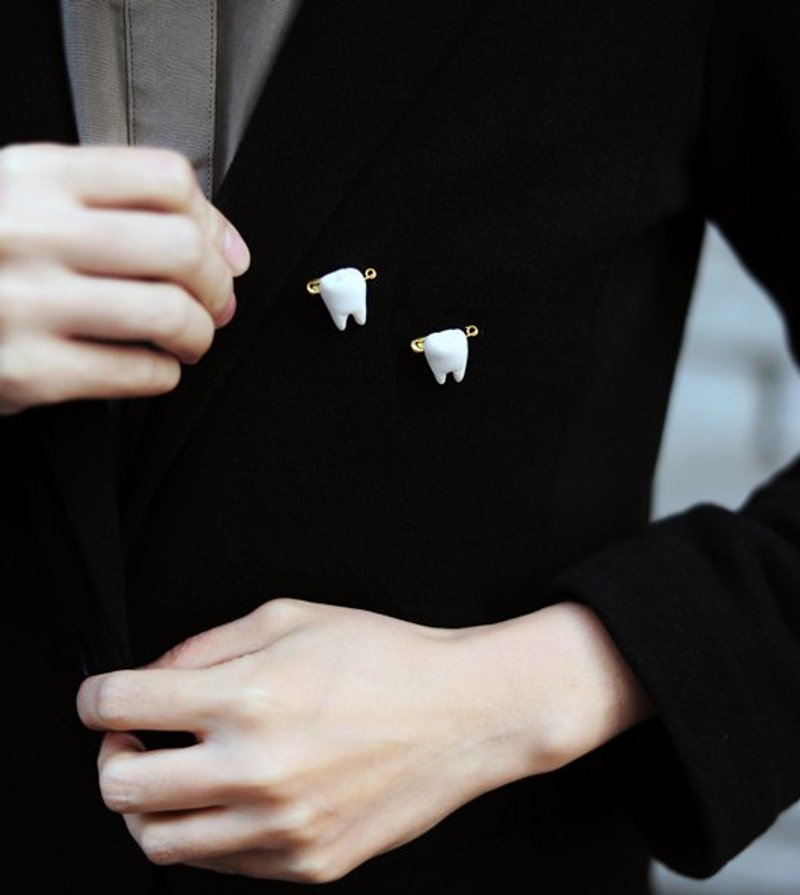 简约小物✳两颗牙✳手工软陶白色小牙胸针 - 胸针 - 其他材质 白色